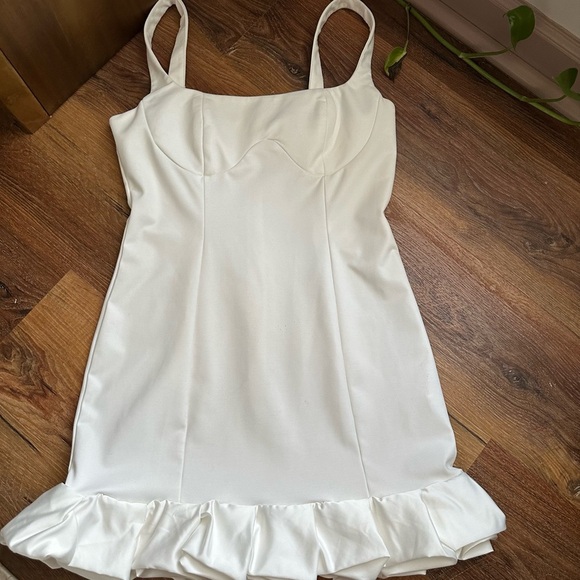 Elegant White Dress with Ruffle Hem - Picture 1 of 7